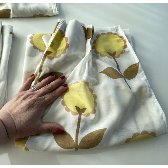 Vintage 70s pleated curtain, large yellow daisies white background, single panel - Picture 6 of 10